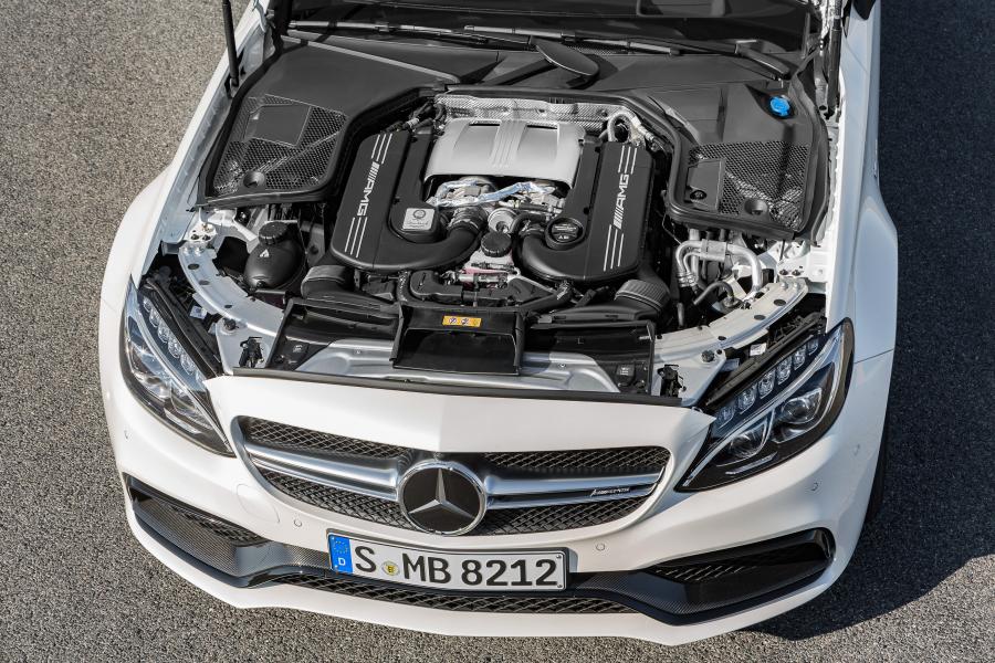 Моторный отсек Mercedes-AMG C63 S Coupe 2015 года  (фото 37 из 40)